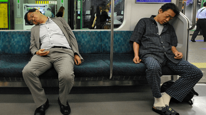 Dormeur dans le métro au Japon